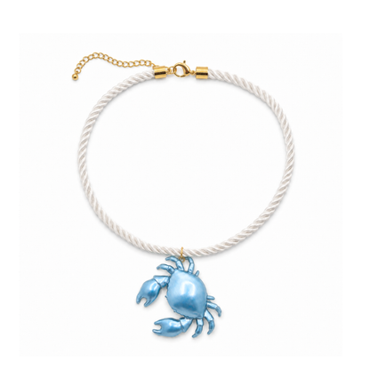 Witte gedraaide rope ketting met oversized blauwe krab hanger en goudkleurige details.