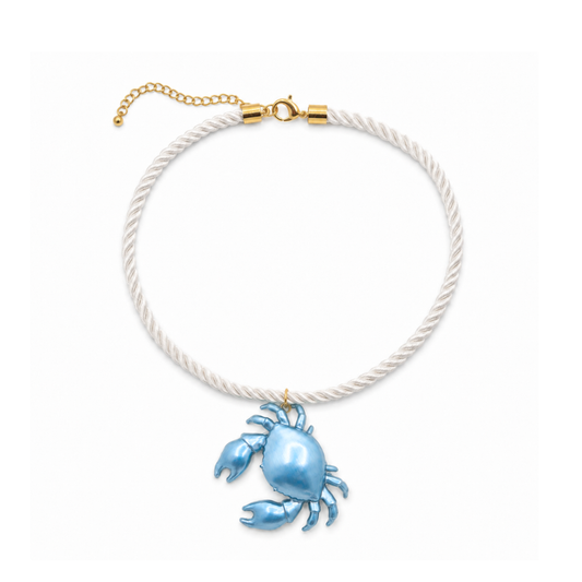 Witte gedraaide rope ketting met oversized blauwe krab hanger en goudkleurige details.
