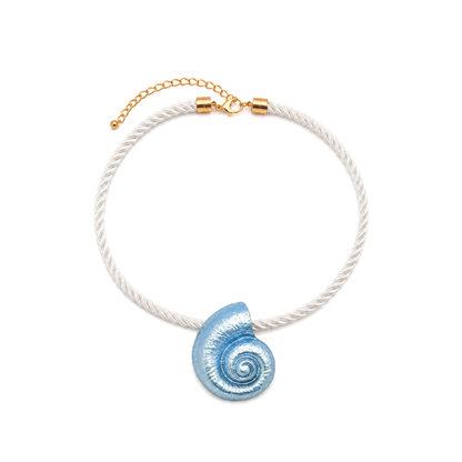 Witte gedraaide rope ketting met oversized blauwe schelp bedel en goudkleurige details.