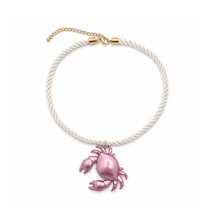 Witte gedraaide rope ketting met oversized roze krab hanger en goudkleurige details.