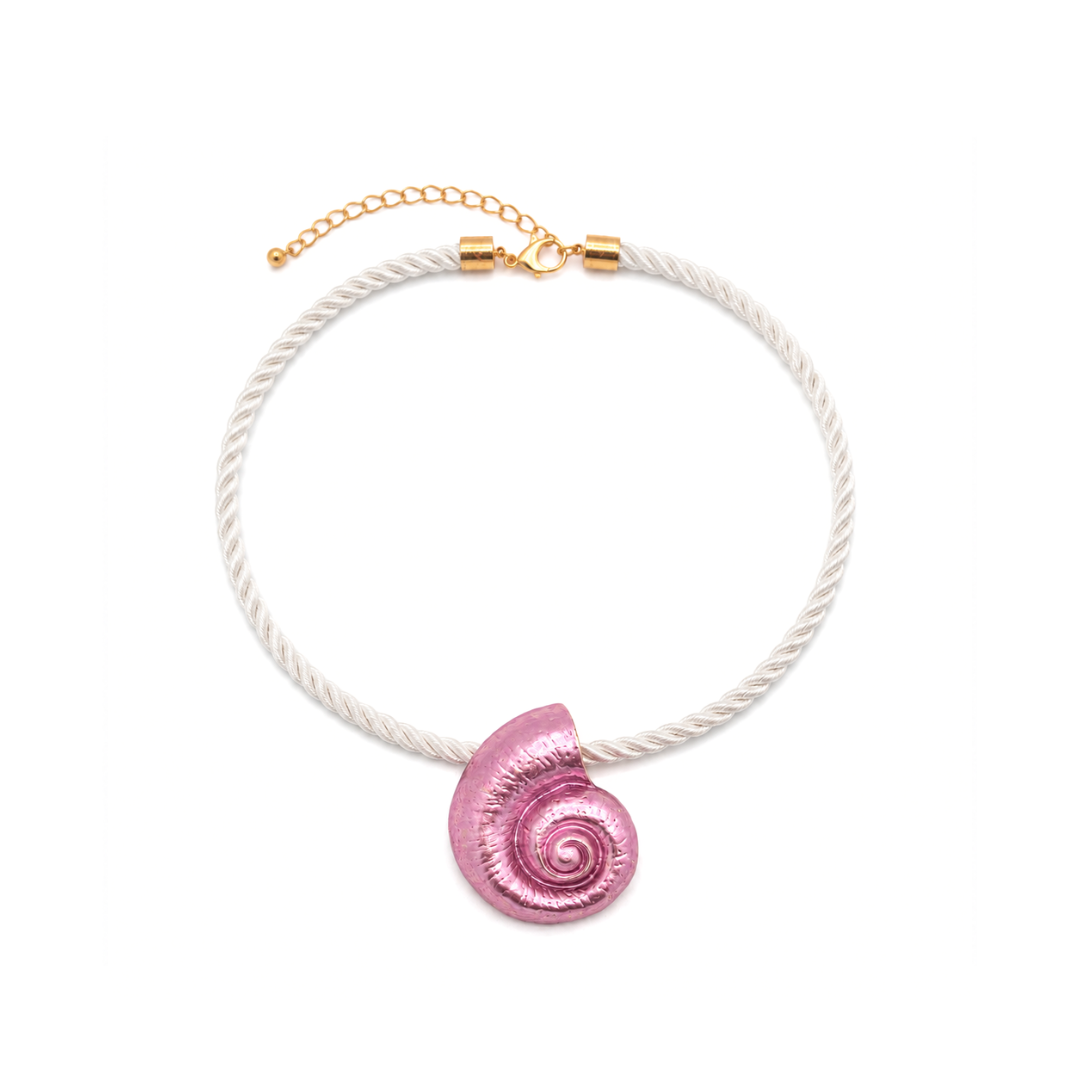Witte gedraaide rope ketting met oversized roze schelp hanger.