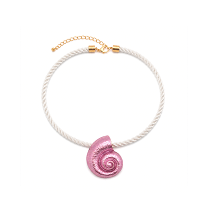 Witte gedraaide rope ketting met oversized roze schelp hanger.