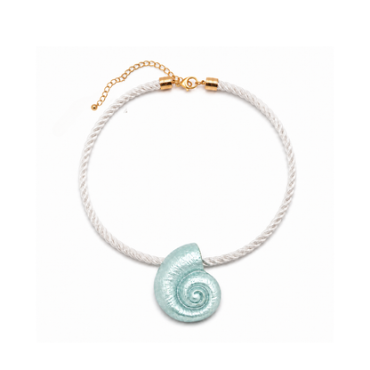 Witte gedraaide rope ketting met oversized turquoise schelp hanger.