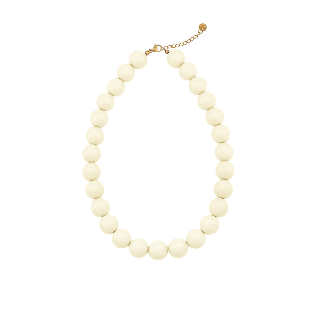 itte chunky kralenketting met grote ronde glanzende kralen en goudkleurige sluiting op witte achtergrond.