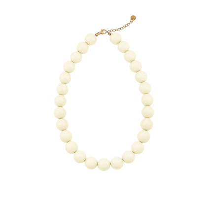 itte chunky kralenketting met grote ronde glanzende kralen en goudkleurige sluiting op witte achtergrond.
