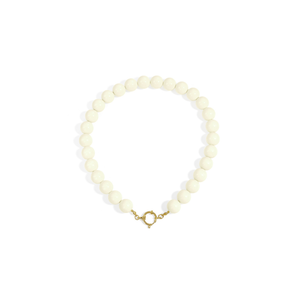 Witte grote kralenketting met goudkleurig boeislot voor dames.