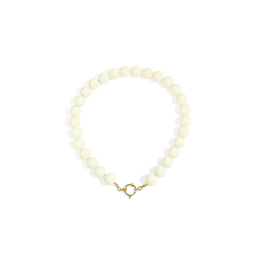 Witte grote kralenketting met goudkleurig boeislot voor dames.