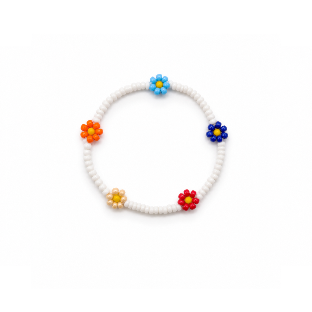 Witte kleine kralenarmband Saar met kleurrijke bloemen op witte achtergrond