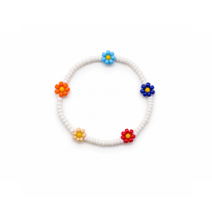 Witte kleine kralenarmband Saar met kleurrijke bloemen op witte achtergrond