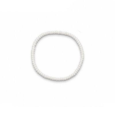 Witte kleine kralenarmband Saar met fijne witte kralen