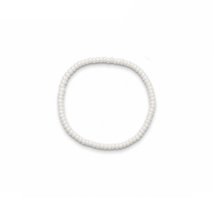 Witte kleine kralenarmband Saar met fijne witte kralen