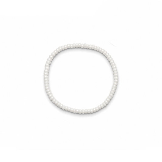 Witte kleine kralenarmband Saar met fijne witte kralen