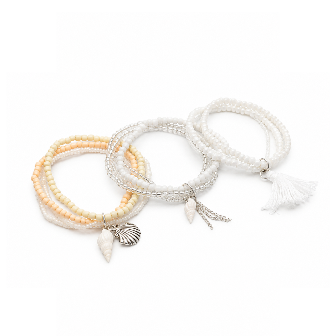 los Witte kleine kralenarmbanden set met schelpbedels, kwastje en zilverkleurige details