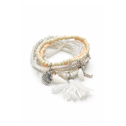 Witte kleine kralenarmbanden set met schelpbedels, kwastje en zilverkleurige details