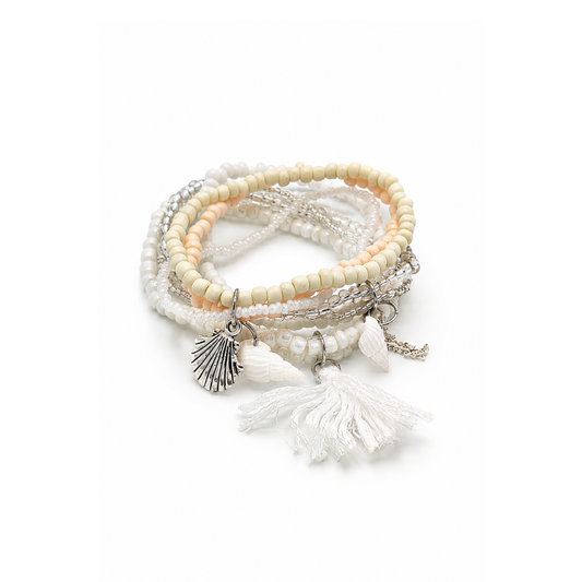 Witte kleine kralenarmbanden set met schelpbedels, kwastje en zilverkleurige details