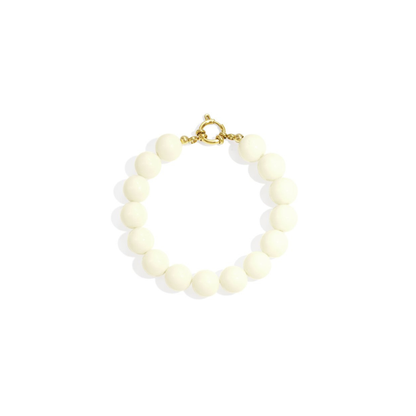 Witte kralenarmband met goudkleurig boeislot in Ibiza style