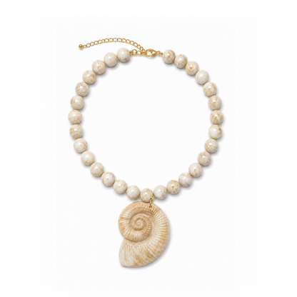 Witte kralenketting Iris met 13,5 mm marble kralen en een oversized schelp bedel van 7 cm.