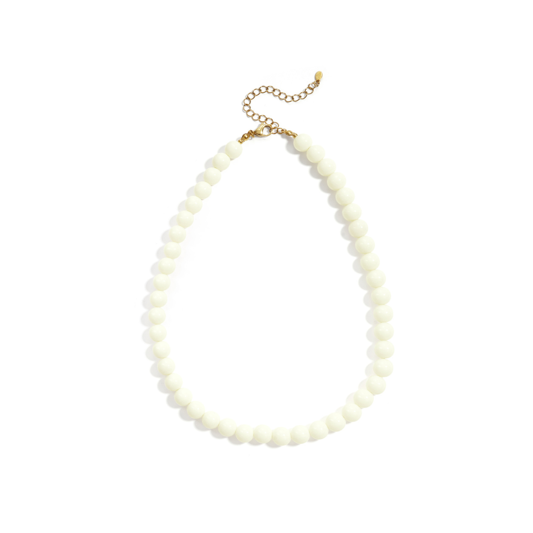 Witte kralenketting met ronde glanzende kralen en goudkleurige sluiting op witte achtergrond