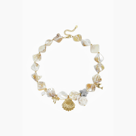 Witte kralenketting met grote schelp, zeester en zeebedels voor dames.