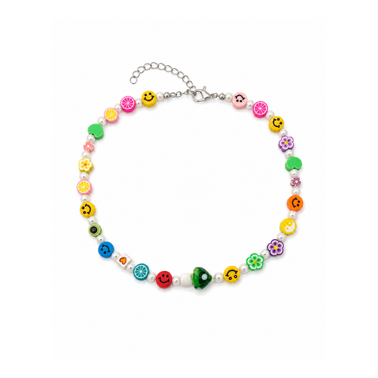 Witte Y2K kralenketting met smileys, groene paddenstoel, bloemen en kleurrijke bedels van Casa Jadel.