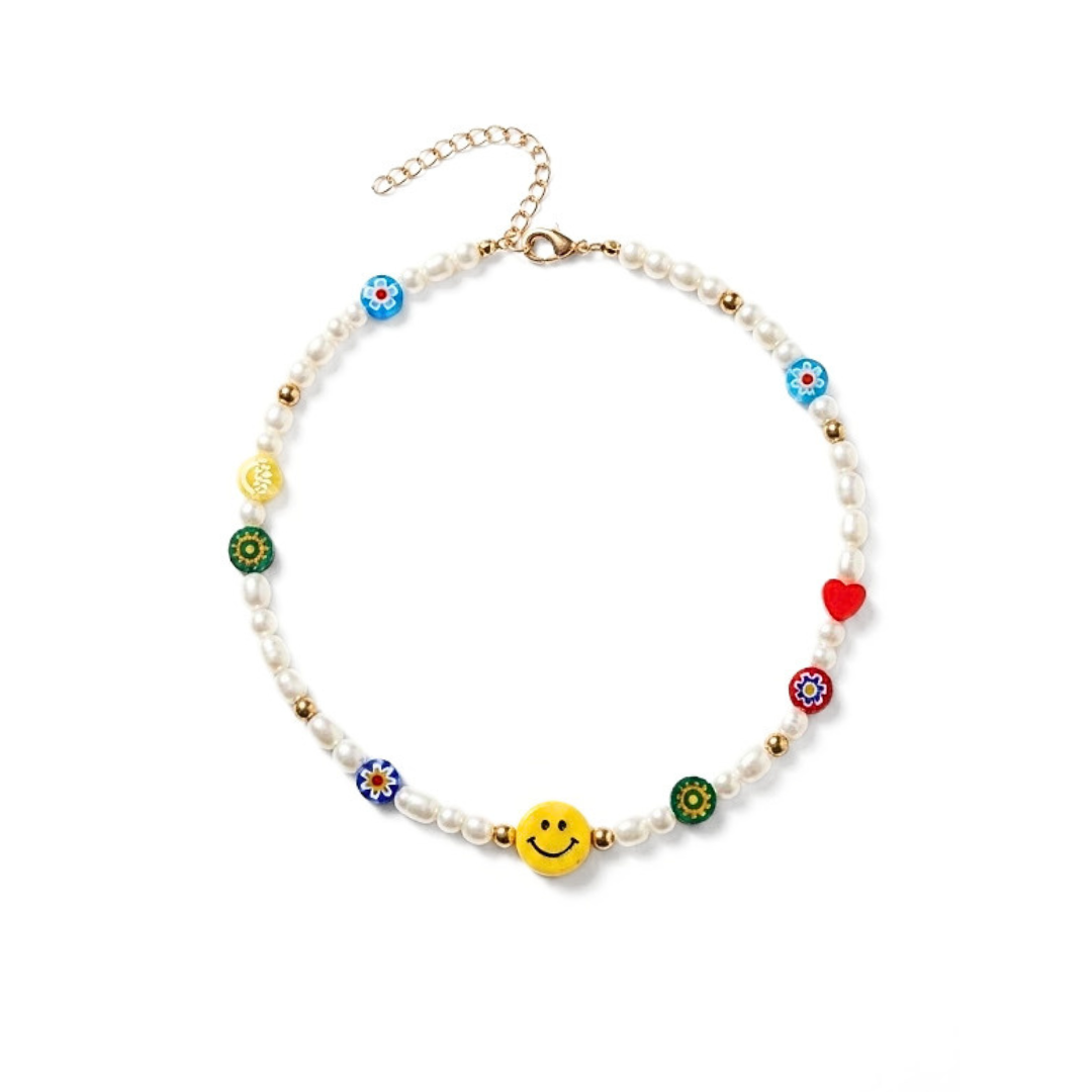 Witte Y2K kralenketting met gele smiley, millefiori bloemen en kleurrijke details van Casa Jadel.