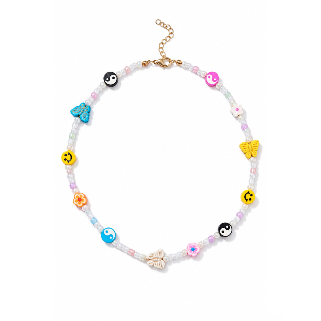 Witte Y2K kralenketting met smileys, vlinders, yin-yang bedels en pastel details van Casa Jadel.