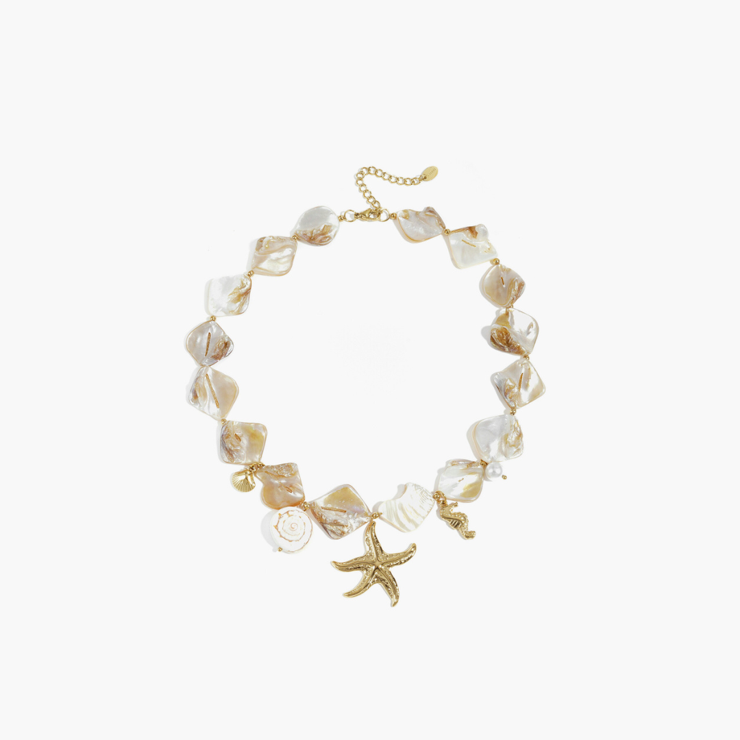 Witte kralenketting met zeester, schelpen en gouden bedels voor dames.