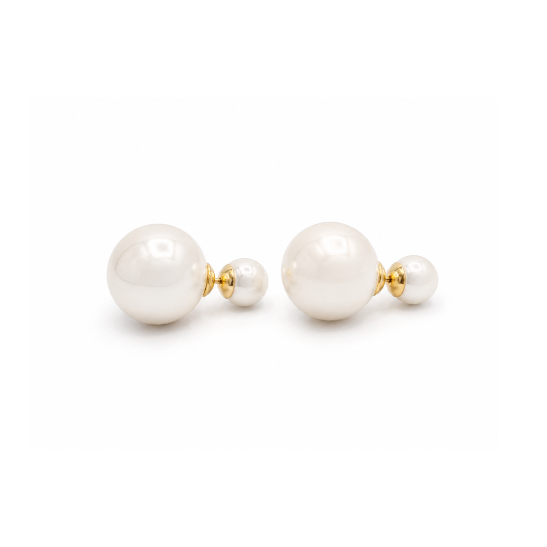 Witte metallic kralen oorbellen Eva met dubbelzijdig design en glanzende afwerking op witte achtergrond