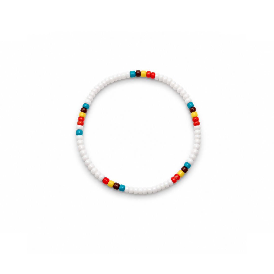 Witte mixed kleine kralenarmband Saar met kleurrijke details en fijne kralen