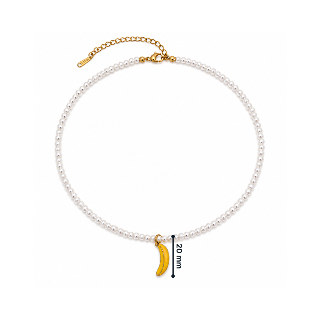 Afmeting van witte parel kralenketting met gele banaan bedel en goudkleurige stainless steel sluiting van Casa Jadel.