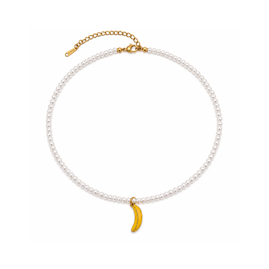 Witte parel kralenketting met gele banaan bedel en goudkleurige stainless steel sluiting van Casa Jadel.