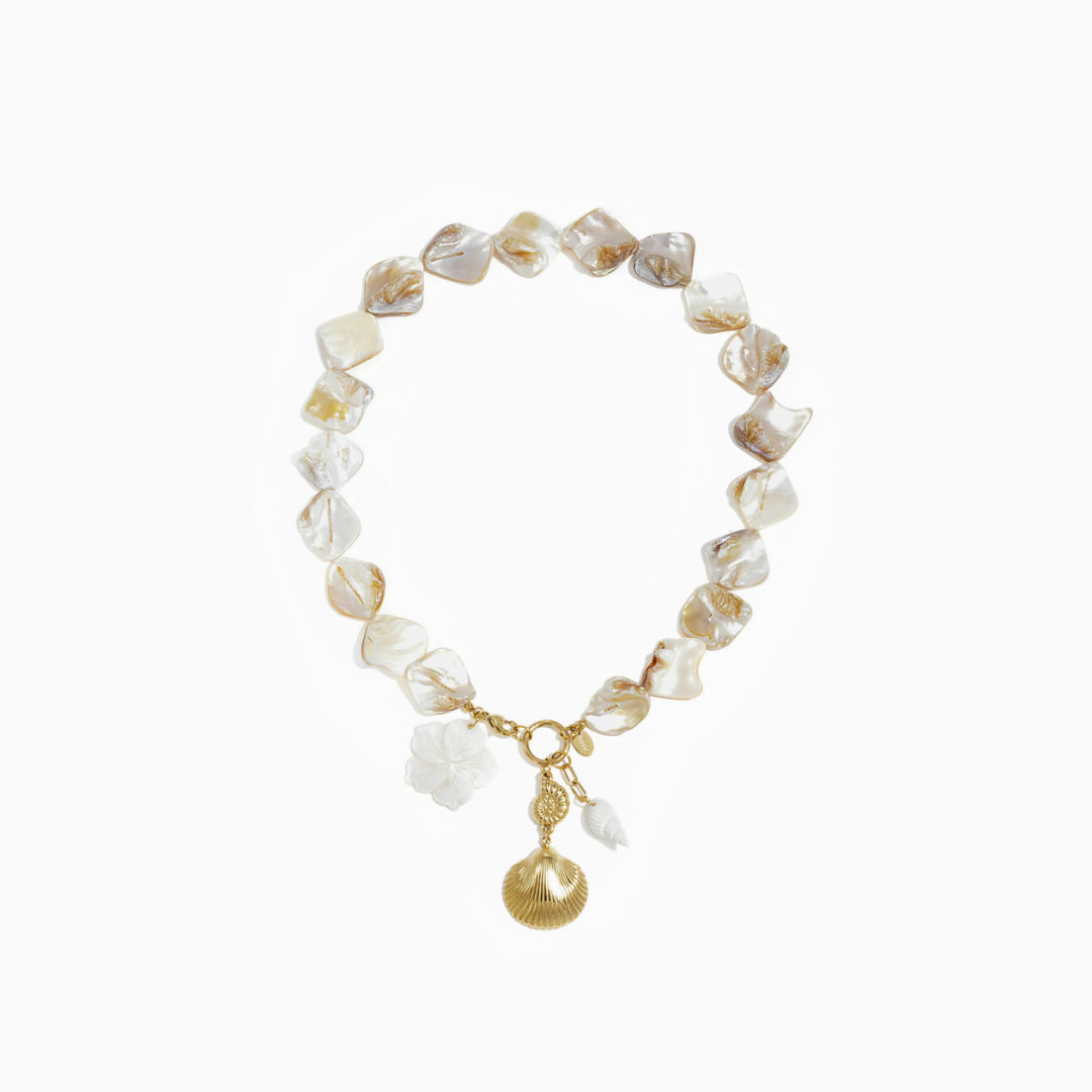 Witte parel-look kralenketting met goudkleurige schelp en zee-bedels in Ibiza style van Casa Jadel