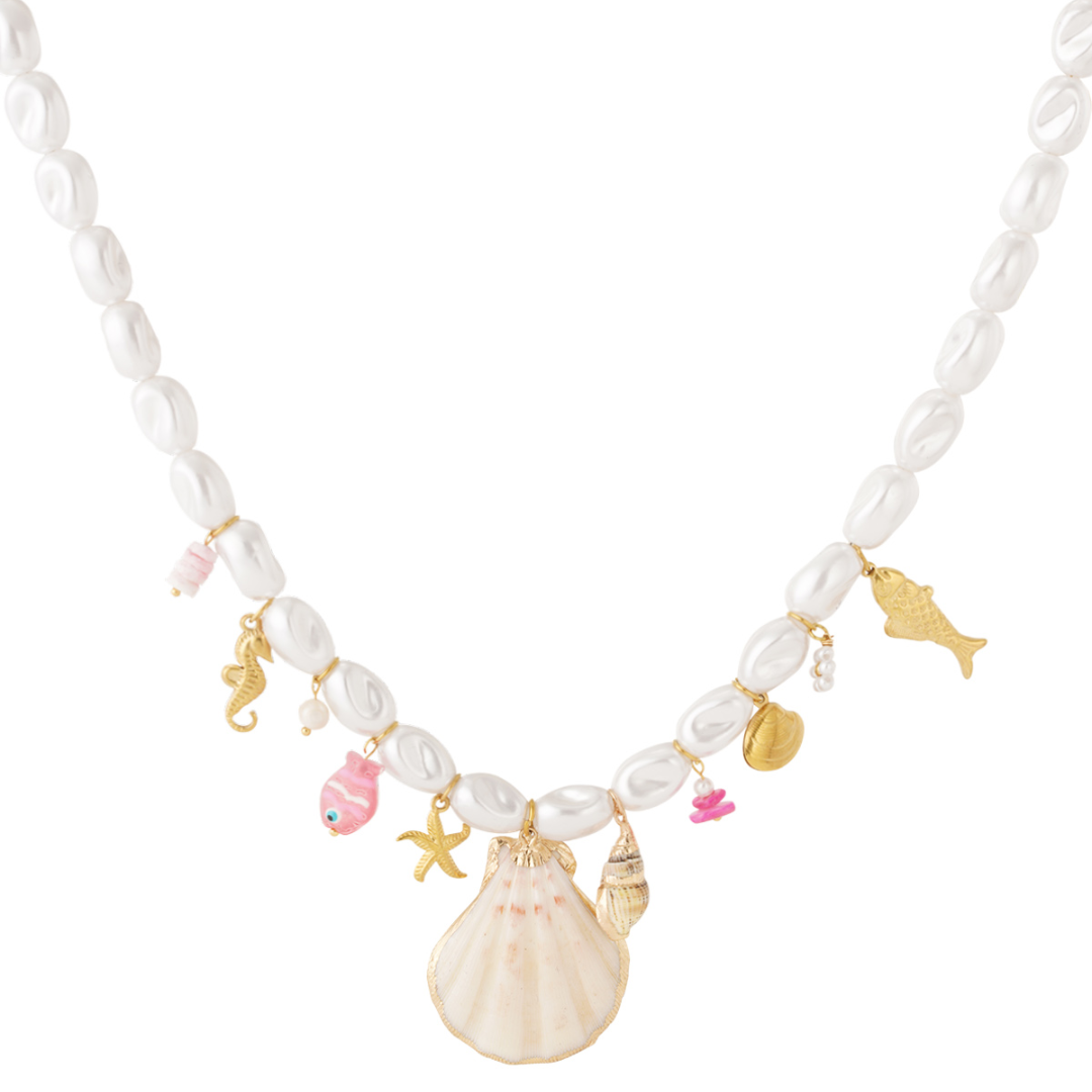 Witte parelketting met schelpen bedels en roze vis Casa Jadel