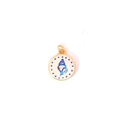 Witte ronde bedel met blauwe schelp geschilderd