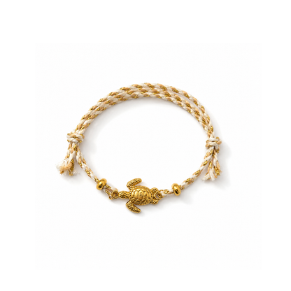 Witte rope armband met gouden schildpadbedel van Casa Jadel.