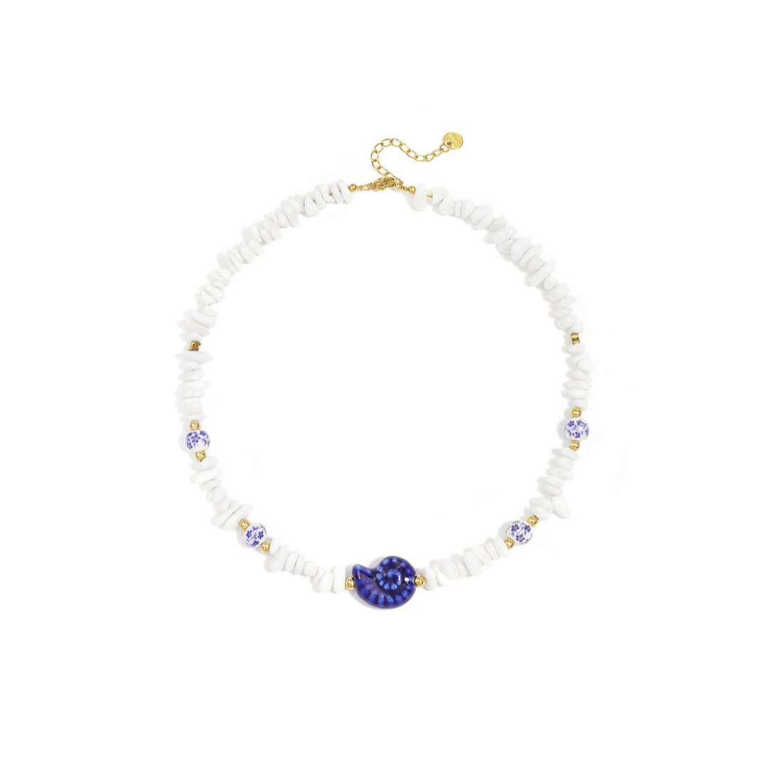 Witte schelpenketting met blauwe schelp bedel en goudkleurige details