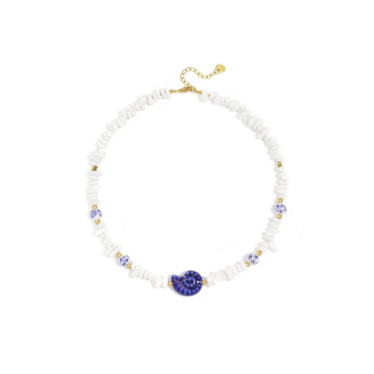 Witte schelpenketting met blauwe schelp bedel en goudkleurige details