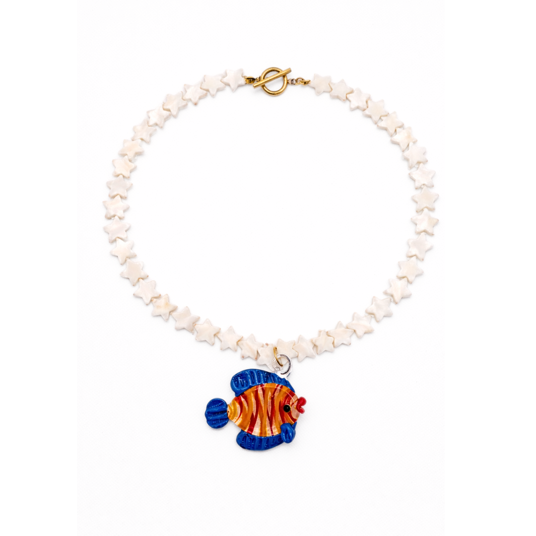 Witte sterren kralenketting met glazen vis hanger
