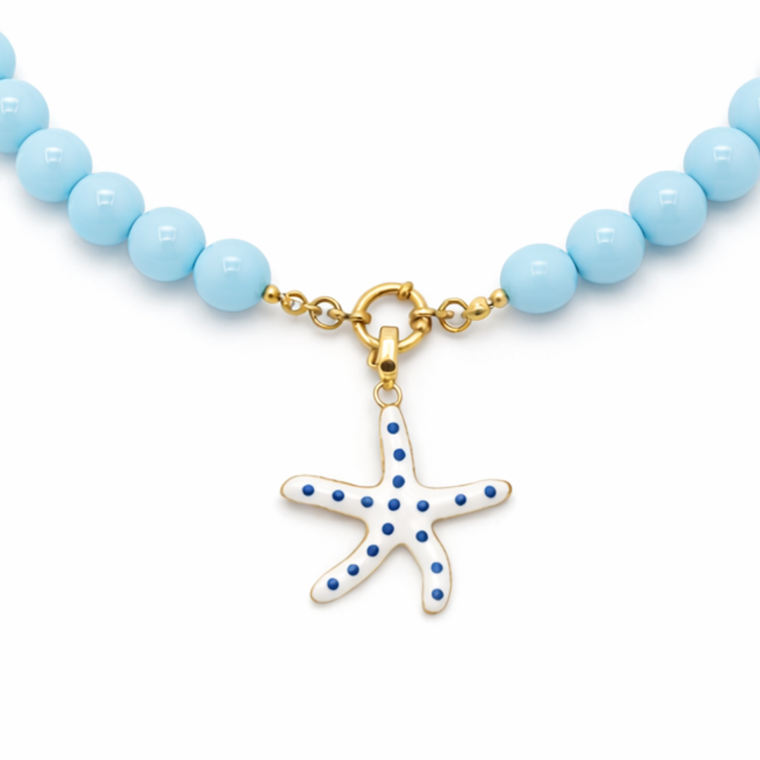 lichtblauwe ketting met Witte zeester bedel met blauwe stippen en goudkleurige hanger.