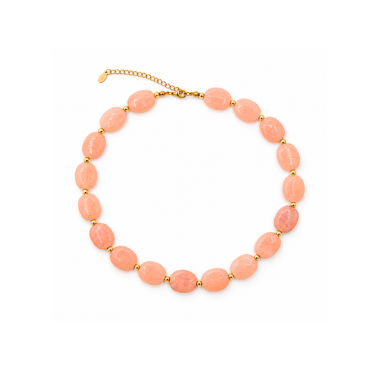 Zalmroze marble ovale kralenketting Gigi met platte, licht doorschijnende kralen, witte marmertekening en kleine goudkleurige kraaltjes.