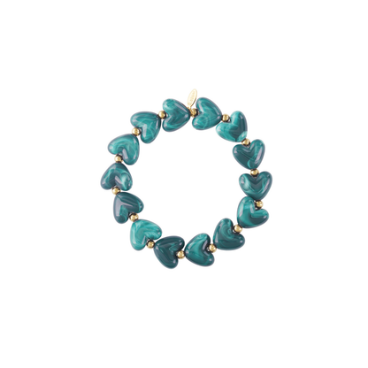 Zeegroene marble hartjes armband op witte achtergrond