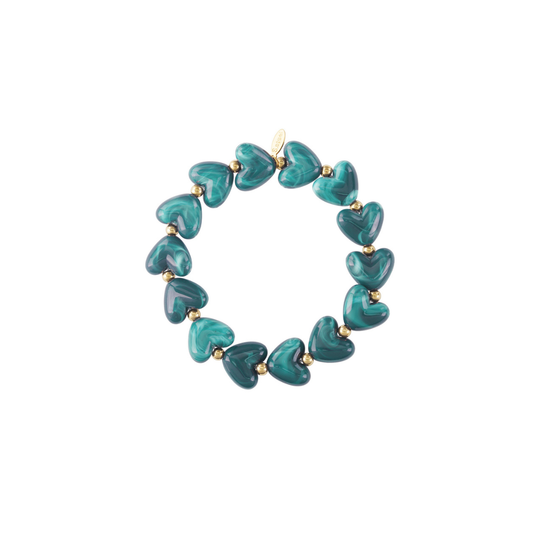 Zeegroene marble hartjes armband op witte achtergrond