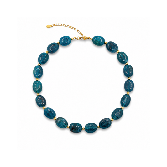 Zeegroene ovale marble kralenketting Gigi met goudkleurige details op witte achtergrond