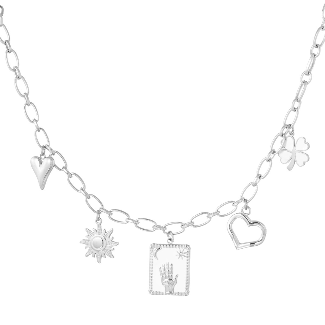 Zilveren schakelketting met bedels van een hart, zon, klavertje vier en  raise your hand in rechthoekig frame, minimalistische statement ketting voor dames.
