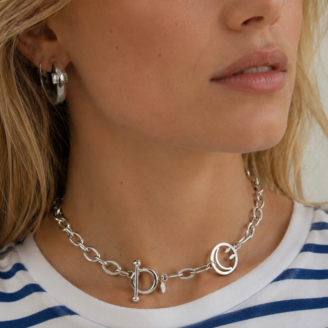 model met smiley chocker kettting