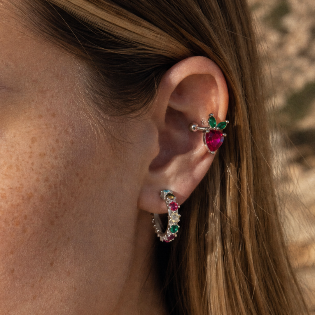 Zilveren ear cuff aardbei en oorringetje gekleurde steentjes zilver gedragen op oor model. 