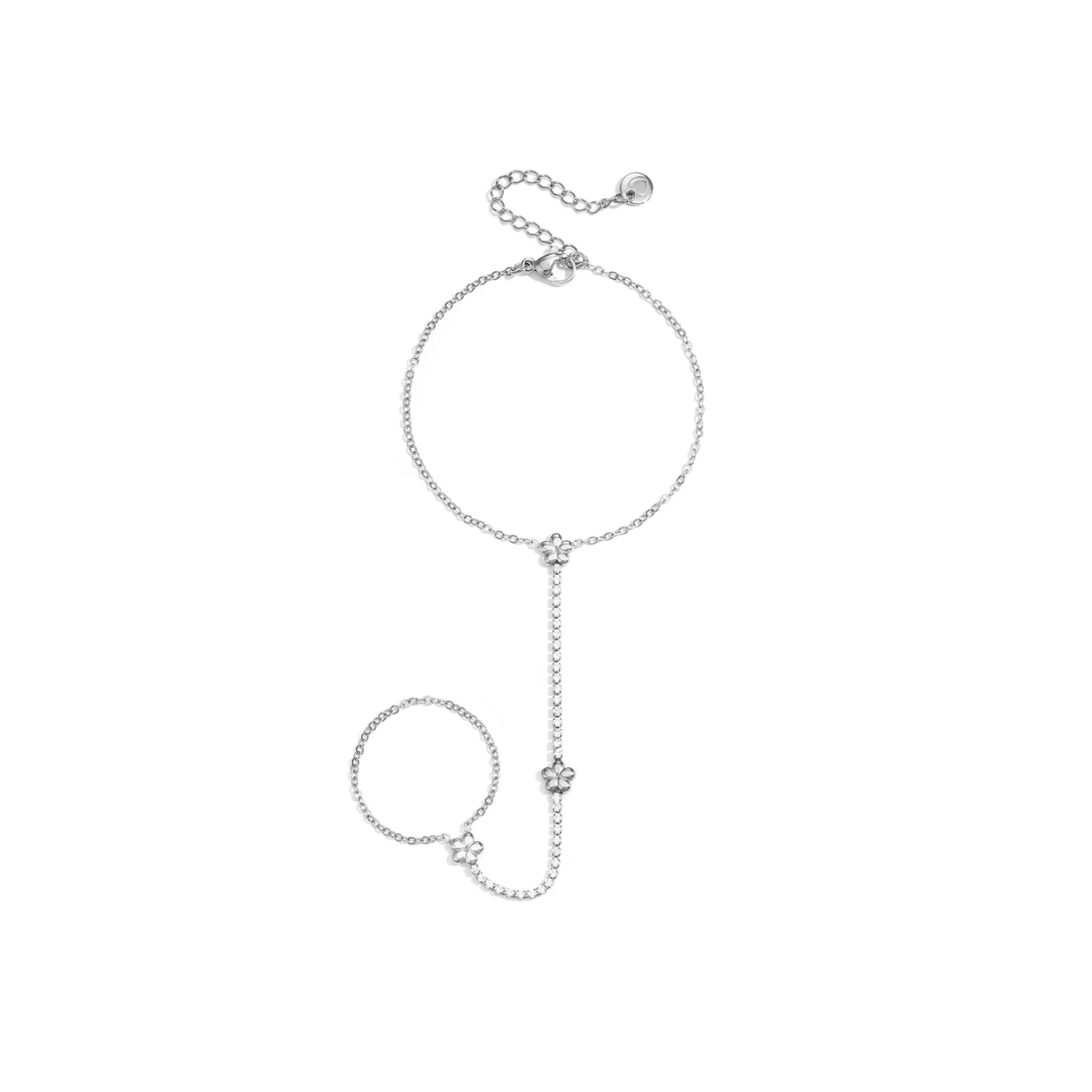 Zilveren hand chain armband met ringdetail en kleine bloemetjes bedels