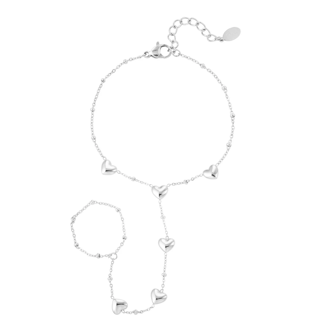 Zilveren hand chain armband met ringdetail en glanzende hartjes bedels
