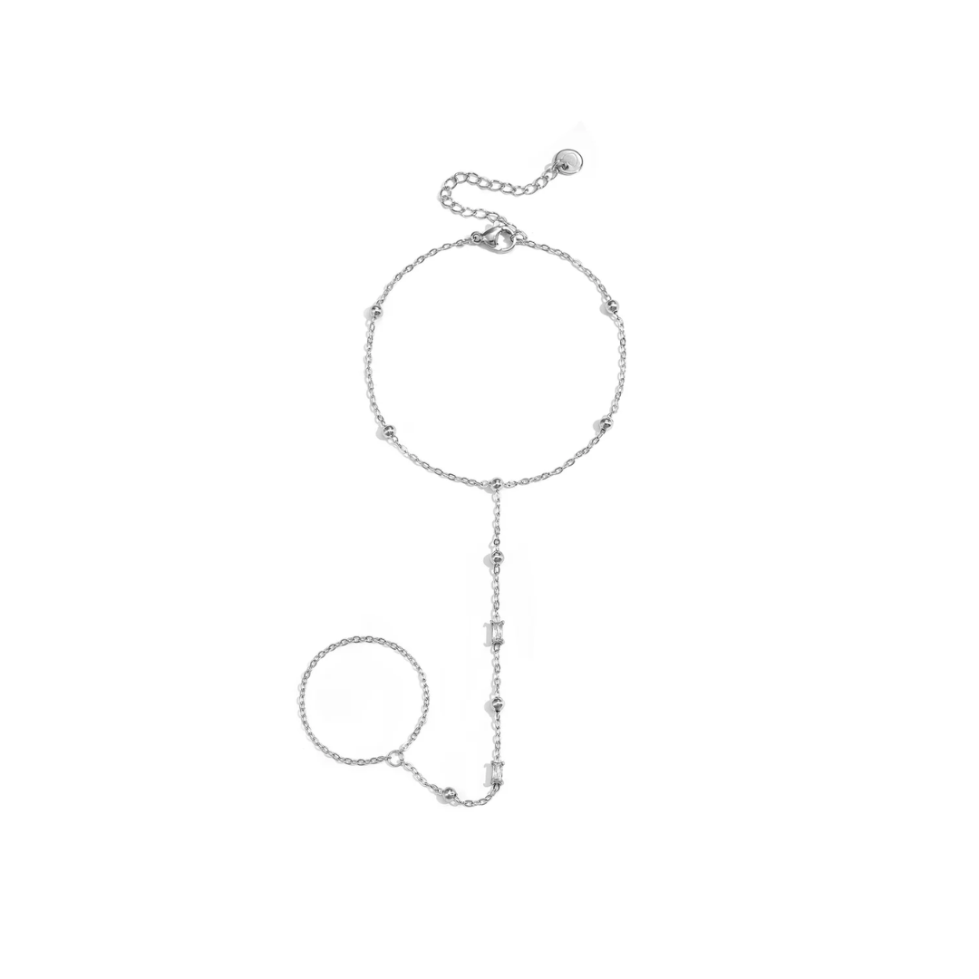 Zilveren stainless steel hand chain met bolletjes, zirkonia steentjes en verstelbare armband van Casa Jadel.