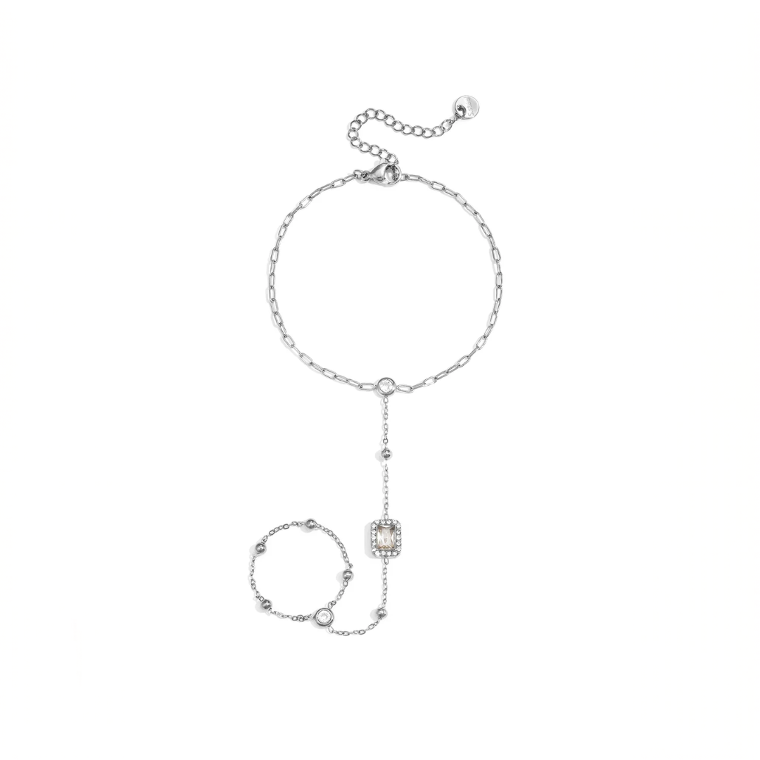 Zilveren hand chain armband met ring en rechthoekige steen verbonden met fijne schakels